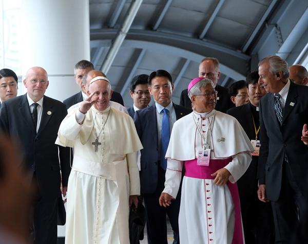 Papa Francisco cambia helicóptero por tren en Corea y sorprende a cientos de viajeros