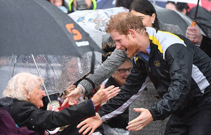 98-year-old war widow tries to catch Prince Harry   s eye, and what happened next will shock you