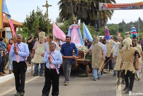 Cientos de personas acompañaron en su fiesta a la virgen del Rosario en Lora