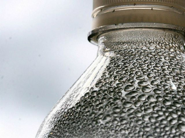 Una botella que se llena de agua sola